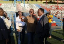 Le Ministre Pythagore Dumas visite des infrastructures sportives à Pétion-Ville